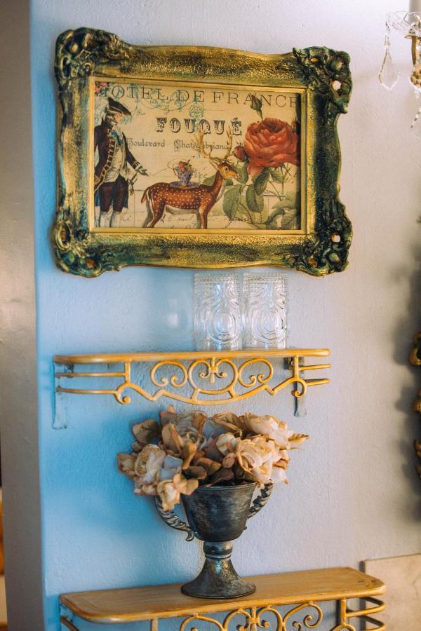 Room 1 French decor detail