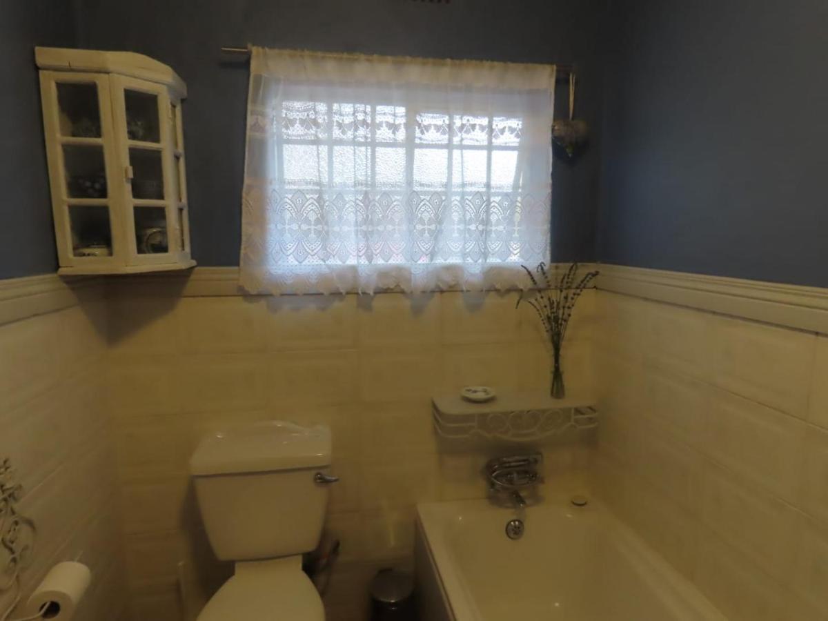 Room 3 bath with lace curtain